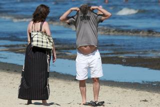  Jan Maria Tomaszewski z partnerką na spacerze brzegiem morza