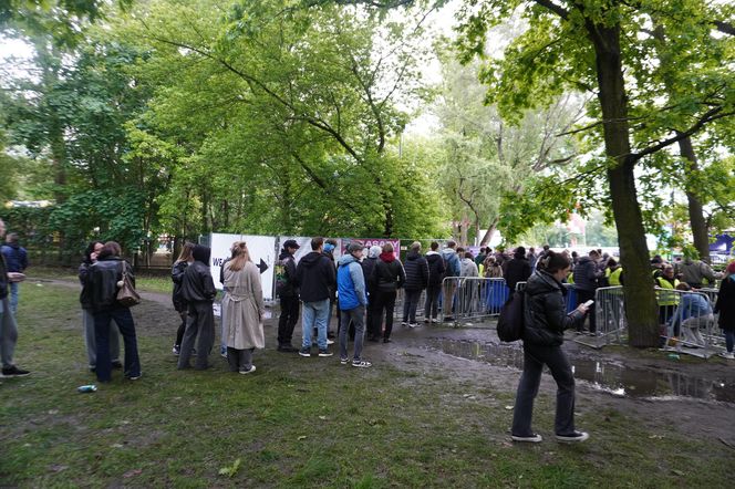 Studenci Politechniki gromadzą się w okolicy terenu juwenaliów