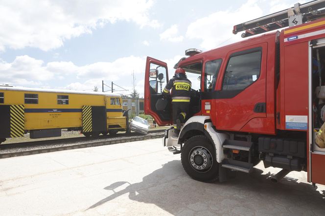 Kontrolowane zderzenie pociągu z osobówką