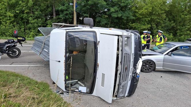 Wypadek w Lubieni. Auto osobowe zderzyło się z busem