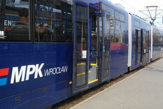 Młoda kobieta wypadła z tramwaju na ulicę w centrum Wrocławia. Wiadomo już czemu w pojeździe otworzyły się drzwi