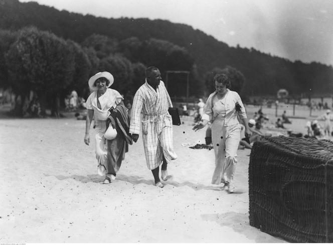 Plażowicze podczas wypoczynku. Zdjęcie z 1932 roku z miejscowości Karwia 