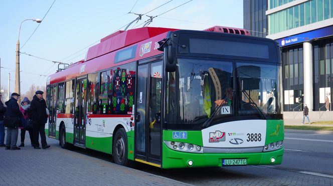 Mikołajkowy trolejbus wyjechał na ulice Lublina! Jakie dekoracje świąteczne zdobią jego wnętrze? Zobacz koniecznie