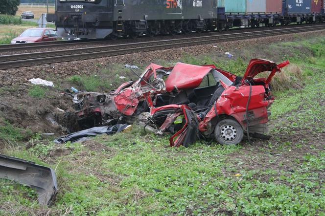 Trzebień: Tragedia na przejeździe kolejowym. Kierowca nie żyje (FOTO!)