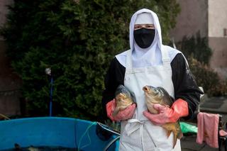 Karp od zakonnic ze Staniątek.  Cena wyższa niż w marketach, ale po ryby ustawiają się tłumy