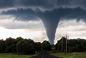 Szalejące tornado zrywa dachy! Grad jak piłki golfowe, a to dopiero początek