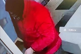Poszukiwany mężczyzna w czerwonej kurtce! Napadł na bank w Koninie 