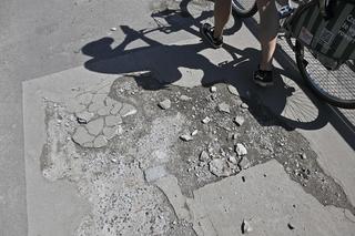 Na tej ścieżce można wybić zęby! Rowerzyści od lat błagają o remont, a urząd zasłania się brakiem środków