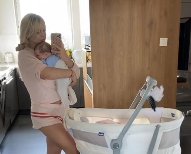 Słowianka zbiera pokarm dla córeczek