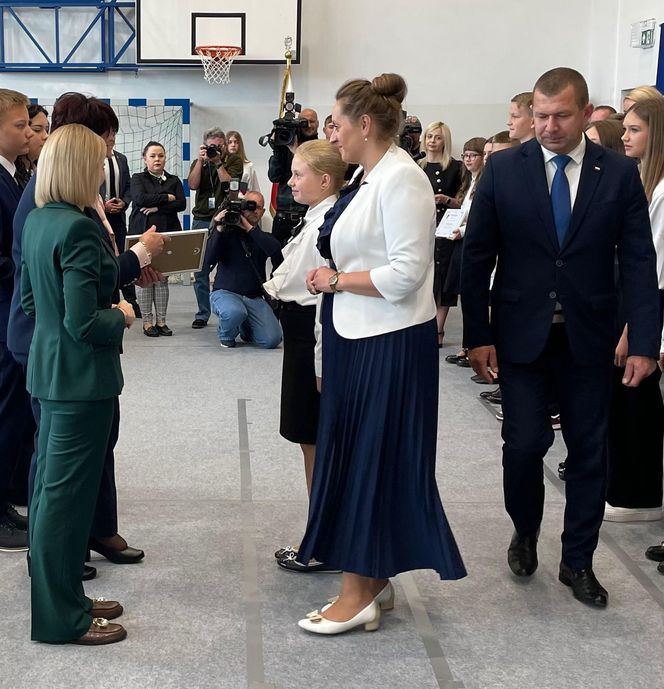 Pierwsza Dama uczciła z uczniami 100 lat od nadania imienia Stefana Batorego Szkole Podstawowej w Liwie