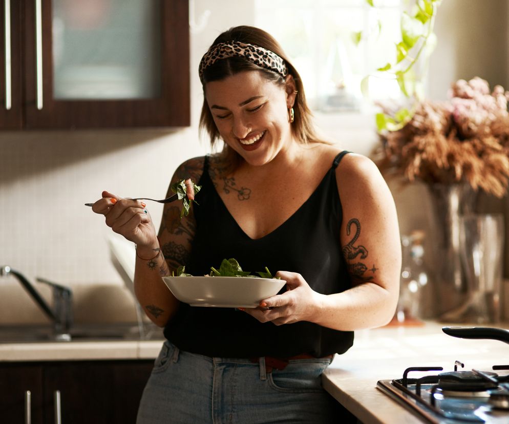 Kobieta je sałatkę