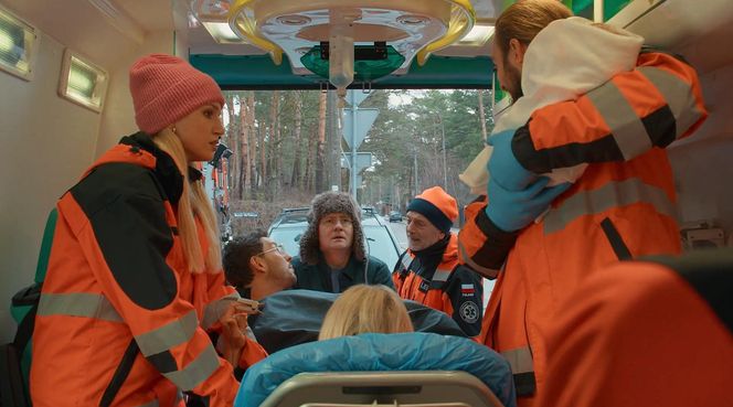 Na sygnale, odc. 689. Beata (Justyna Sieniawska), Dobromir (Kamil Błoch), Romek (Izydor Łobacz), Artur (Tomasz Piątkowski), Britney (Paulina Zwierz), Wiktor (Wojciech Kuliński) 