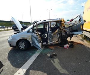 Horror na S2. Ciężarówka zmiażdżyła auto, dwie osoby zakleszczone w środku