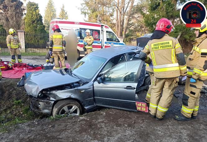 Tragedia w Tomicach. Jechali bez pasów, betonowy słup pękł jak zapałka. Są zarzuty dla młodego kierowcy