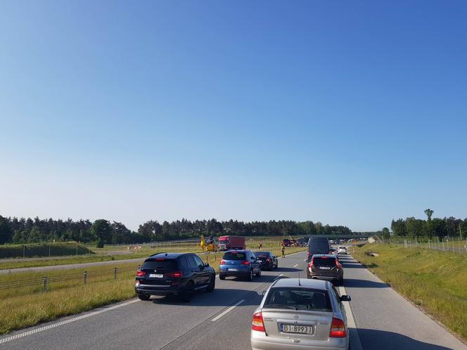 Wypadek na S7. Ciężko ranna osoba została zabrana śmigłowcem LPR do szpitala w Olsztynie [ZDJĘCIA]