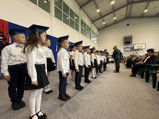 Pierwsza Dama uczciła z uczniami 100 lat od nadania imienia Stefana Batorego Szkole Podstawowej w Liwie