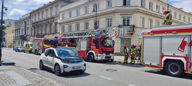 Malutkie dziecko chodziło po parapecie na drugim piętrze kamienicy. Wstrząsające sceny w Warszawie