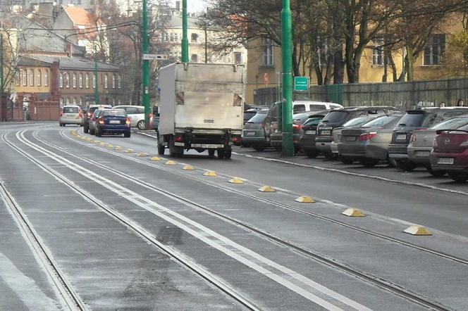 Na ul. Grunwaldzkiej pojawiły się separatory oddzielające torowisko od pasa ruchu dla samochodów