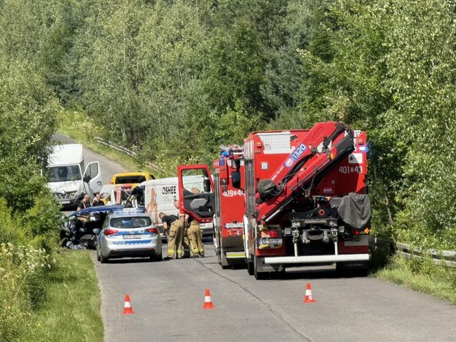 Czołowe zderzenie w Sławkowie. 22-latek zabrany śmigłowcem LPR do szpitala