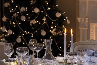 Dekoracja stołu na Boże Narodzenie w kolorach białym i srebrnym