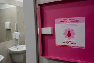 Na Politechnice Krakowskiej pojawiły się różowe skrzyneczki. To ważny gest dla studentek