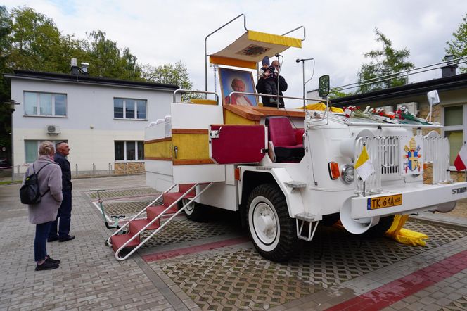 Noc Muzeów 2025. Samochód papieski w Kielcach