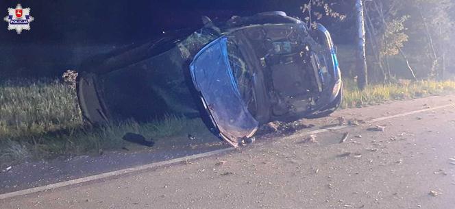 18-latka zdała prawo jazdy, ale egzamin na drodze oblała. Fiat dachował w rowie