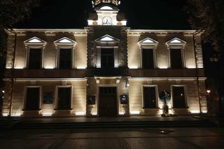 Remont ratusza w Nowym Targu wywołał burzę. Mieszkańcy krytykują nierówne ściany, burmistrz odpowiada