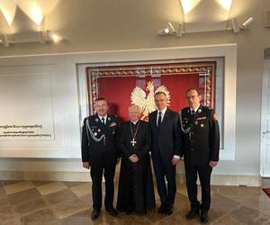 Arcybiskup Jędraszewski złożył wizytę w Pałacu Prezydenckim. Przekazał cenne relikwie