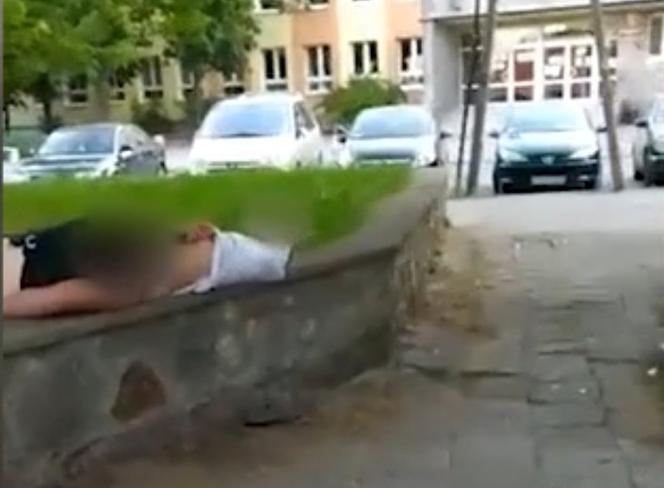 Konin. Para uprawiała SEKS w centrum miasta! Nagranie wyciekło do sieci [ZDJĘCIA]