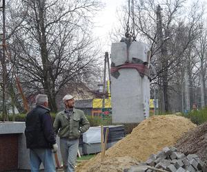 Zburzony i odbudowany!  Pomnik Niepodległości w Starachowicach