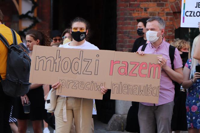 Za nami demonstracja wspierająca osoby LGBT w Toruniu. Konkretne hasła!