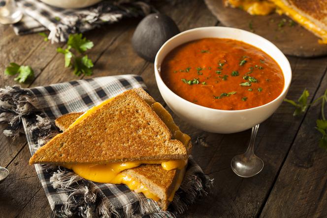 Aromatyczna zupa z pieczonych lub grillowanych pomidorów: pomidorówka jakich mało!