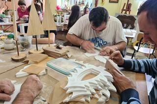 Podopieczni Caritas z Rudnika nad Sanem przygotowują ozdoby świąteczne [GALERIA]