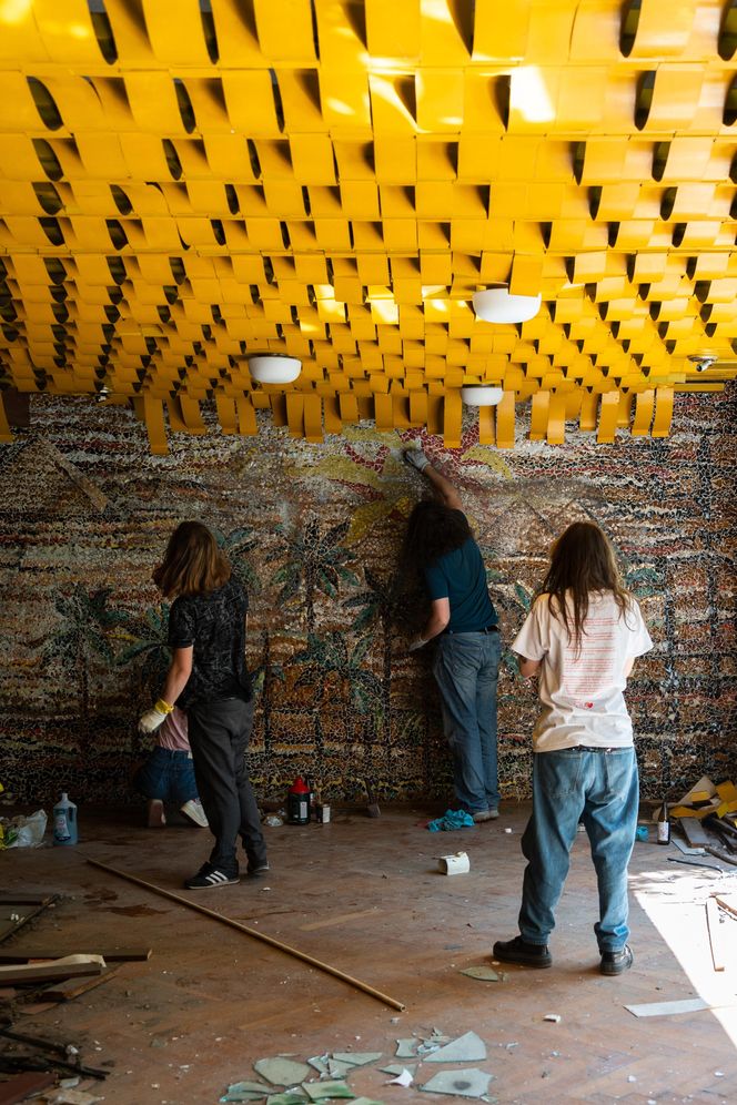 Czyszczenie mozaiki w Kiekrzu z bazgrołów