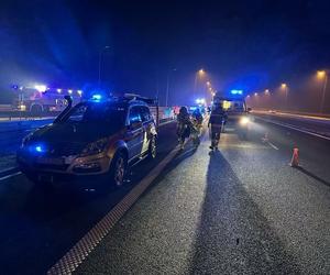 Autokar staranował barierki i spoczął w rowie. 65 pasażerów utknęło na autostradzie A4