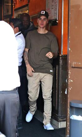 Justin Bieber w czapce moro
