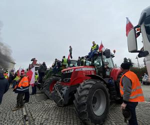 Protest rolników we Wrocławiu. Strajk wymyka się spod kontroli. Urząd Wojewódzki obrzucany jajkami