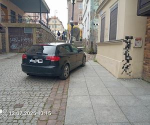 „Mistrzowie parkowania” rozjeżdżają historyczną część Olsztyna. Posypały się mandaty