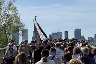 Tłumy na nowym moście pieszo-rowerowym. Kolizje z rowerzystami 