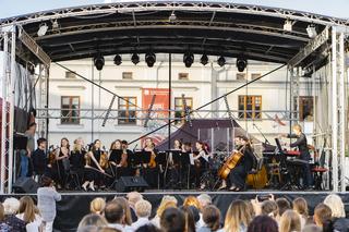  Muzyka z filmów „Toy Story”, „Mała Syrenka” czy „Hobbit” na Rynku w Krośnie