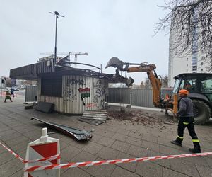 Budki i kioski znikają z ulic Warszawy. Konieczne porządki czy odcinanie mieszkańców od usług?