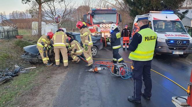 Pod Nidzicą auto roztrzaskało się na drzewie. 19-letni kierowca zabrany przez śmigłowiec LPR [ZDJĘCIA]