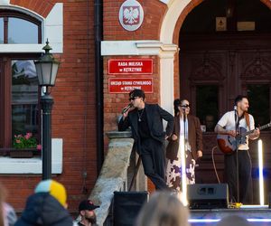 Koncert Dawida Kwiatkowskiego przed ratuszem miejskim w Kętrzynie