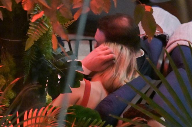 Joanna Krupa w objęciach Dominika Tarczyńskiego.