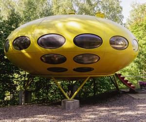 Futuro House - zdjęcia fińskiego domku letniskowego w kształcie UFO w WeeGee Exhibition Centre