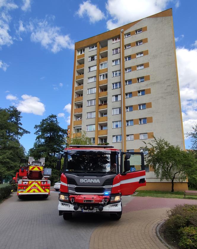 Cztery wozy strażackie na ul. Chrobrego w Toruniu. Wszystko przez przypaloną potrawę [ZDJĘCIA]