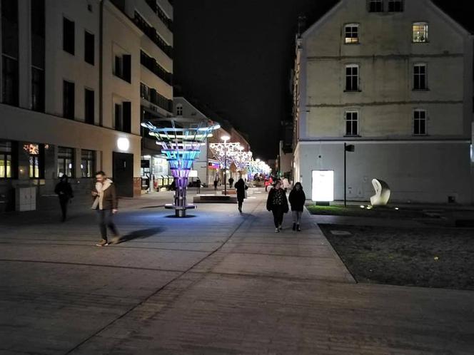 8. Podświetlane instalacje w kształcie trąbek
