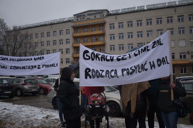 Protest położnych przed Szpitalem Powiatowym w Zakopanem