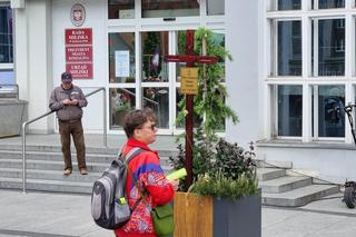 Trumny przed koszalińskim ratuszem. Mieszkańcy protestowali przeciwko zawieszeniu oddziału neurologii